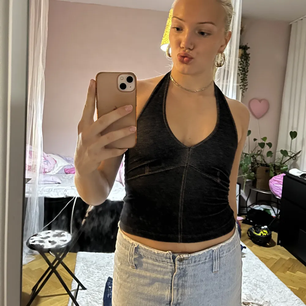 Jättefin stretchig halternecktopp. Jeans print men bomullstyg. För liten 🥲. Toppar.