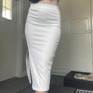 Vit kjol från stradivarius, köpt här på plick men jag har inte använt den då den inte passar mig❤️bra skick