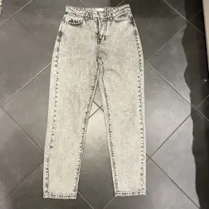 Snygga jeans från Gina tricot. Rak modell. Skön kvalitet. Tyvärr är de för små för mig🤍