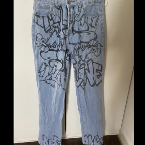 Graffitijeans - Skitballa jeans som är använda 1-2 gånger 🩷 bra material för att vara från shein 