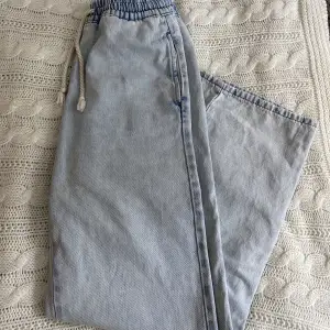 Snygga jeans med snöre i väldigt bra skick från pull & Bear