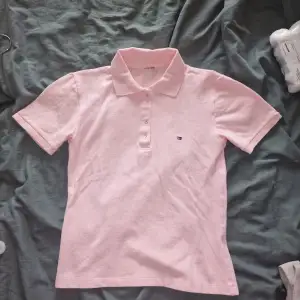 Polo tröja från Tommy Hilfiger, lappen klippt samt en knapp som är trasig som går att laga (se sista bild) därav priset🦋