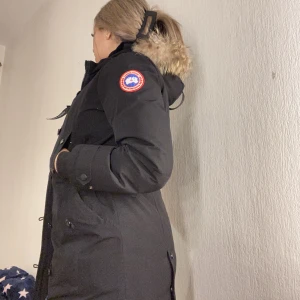 Canada goose jacka  - Jätte fin canada goose jacka storlek Xs men passar även S och liten m. Säljs då jagbhar bytt klädstil! Kan mötas upp och frakta, ni står för frakten!