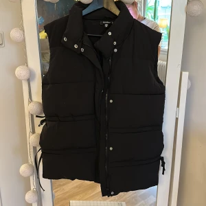 Väst - Säljer min väst från missguided, knappt använd då de inte var min stil. Köpt för 549kr💛
