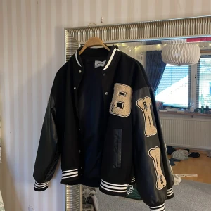 collage jacka - Köpt på plick men inte kommit till användning, sitter overzised på mig som vanligtvis har xs/s