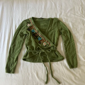 Omlott tröja  - Jättefin omlottröja med fin brodyr 🌸