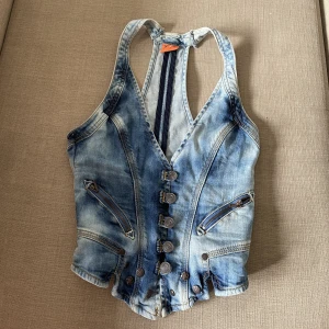 En jeans top  - En superfin jeans topp som formar midjan och kroppen jättefint. Är i storlek XS men passar även S/M beroende på hur stor byst man har ❤️