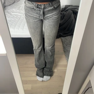 Bootcutjeans midwaist - Gråa bootcut jeans. Superfina och långa. Säljer eftersom dem blivit lite små i midjan.😍 Dom har dock ett hål längtande pga att dom varit för långa och jag gått på dom men de kan man klippa bort!❤️
