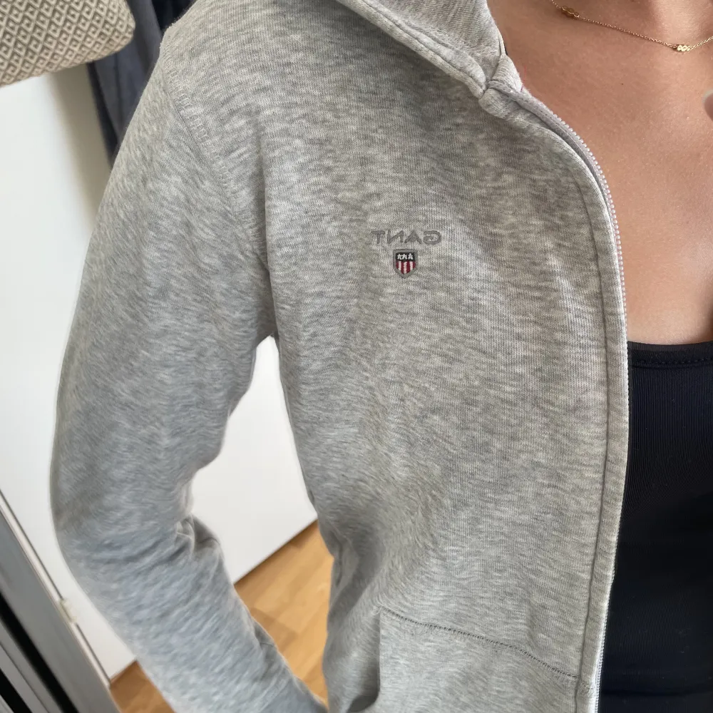 Supersnygg grå ziphoodie från gant! Storleken är 152cm men skulle säga en xs💕 köpare står för frakten⚡️(nypris 600kr). Hoodies.