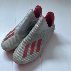 Fotbollskor Adidas X-layskin  - Snygga fotbollskor har använts fåtal gånger i jätte fint skick. Storlek 36