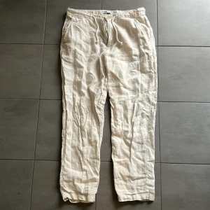 Zara linnebyxor - Linnebyxor i storlek 42  Använda en del men inga skador på dem