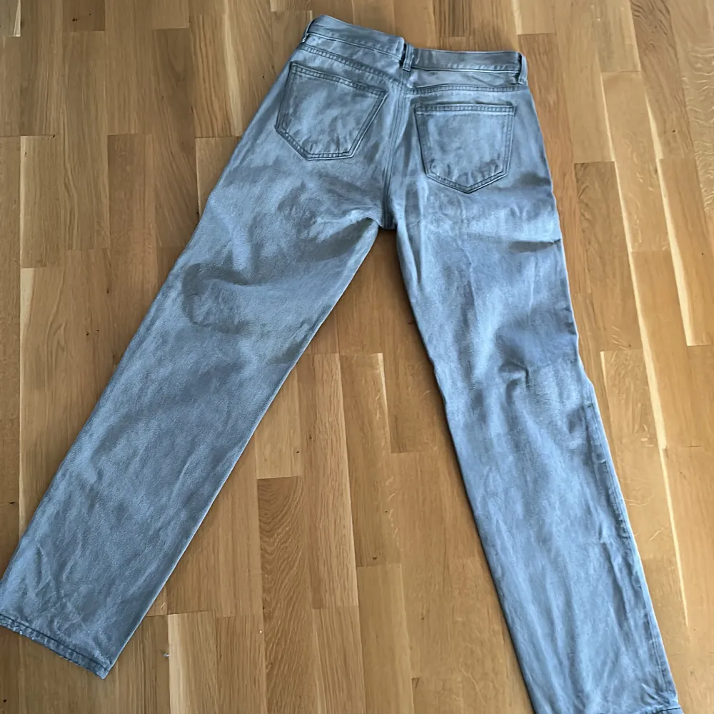Ett av mina favorit jeans men säljer för dom tyvärr är väldigt stora för mig, det är storlek 36 men skulle säga att det kan passa en liten 38 också . Jeans & Byxor.