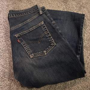 Hej! Säljer dessa jättefina vintage bootcut jeans från Levi’s. Dem är i färgen mörkblå💙