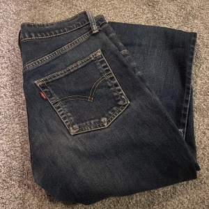 Low waist bootcut Levi’s jeans - Hej! Säljer dessa jättefina vintage bootcut jeans från Levi’s. Dem är i färgen mörkblå💙