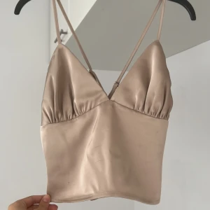 Champagnefärgad Topp NAKD - Champagnefärgad topp från NAKD, aldrig använd!💓