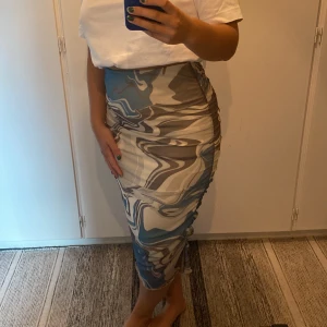 Åtsittande kjol - Jättebekväm och perfekt längd! Bara använd någon gång så jättebra skick. Storlek M men ganska stretchig!