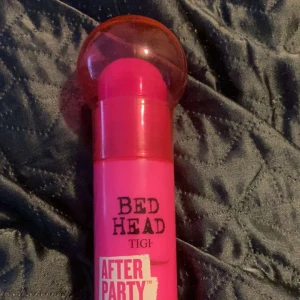 Efter party hår kräm  - En styling cräm som håller länge och är använt drygt 4 gånger. Den är i ett bra skick 