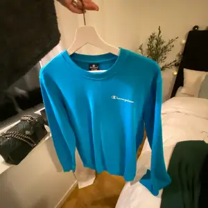 Superfin knallblå sweatshirt från campion som aldrig är använd i storlek medium💙 200kr + frakt