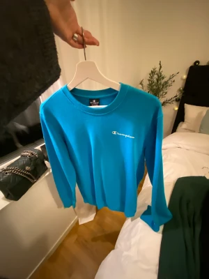 Blå Champion sweatshirt  - Superfin knallblå sweatshirt från campion som aldrig är använd i storlek medium💙 200kr + frakt