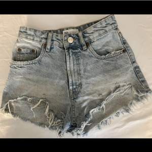 Jeansshorts från Zara i storlek 32. Köpte för 329 kr, säljer för 150 kr💕