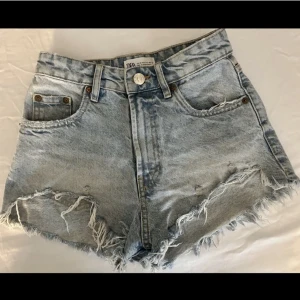 Jeansshorts från Zara - Jeansshorts från Zara i storlek 32. Köpte för 329 kr, säljer för 100 kr💕