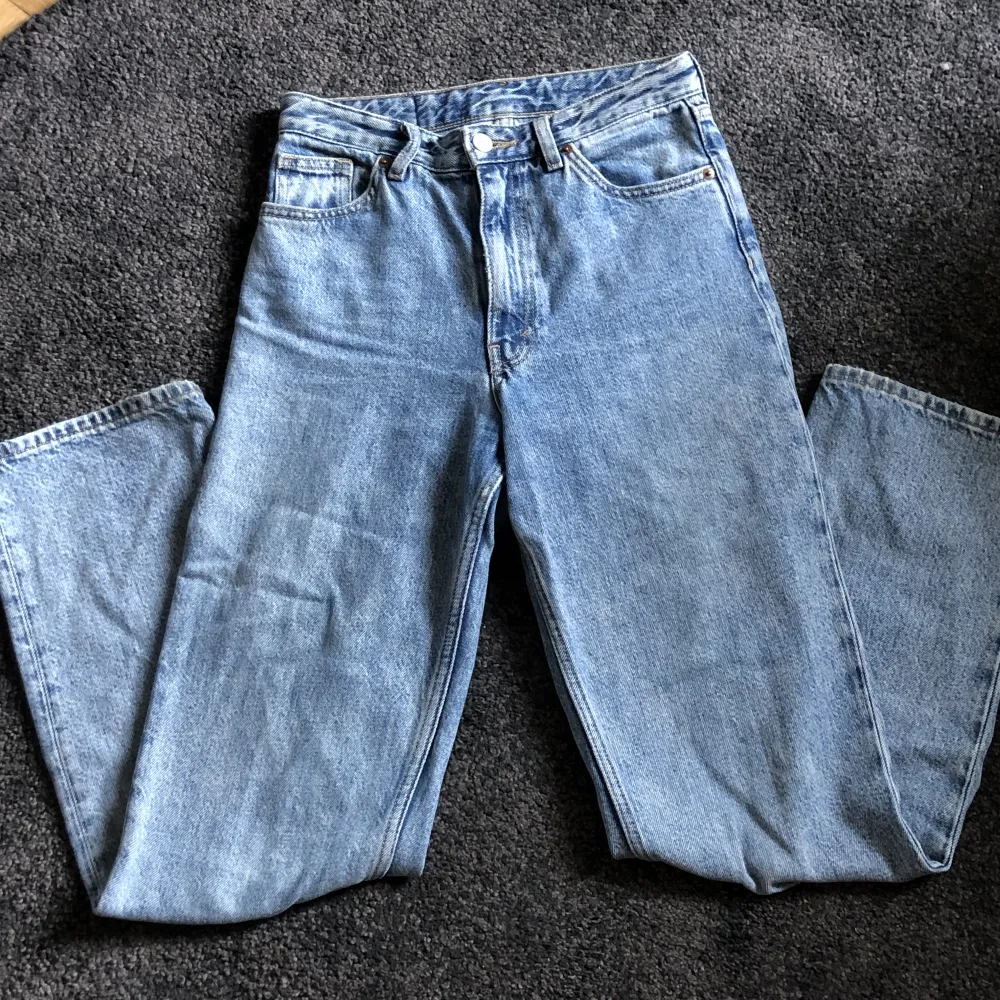Blå raka jeans från monki. Säljer dessa då de inte passar så bra. De är lite korta på mig som är dryga 173. Relativt använda men fortfarande i bra skick! En liten ”bältesrem” är något vikt fram (se sista bilden).. Jeans & Byxor.