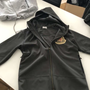 Monclear hoodie - Hej har några hoodies inne i både grått och och marinblå. Helt nytt skick väldigt fräsh storlekarna är från s-xl så det är bara höra av säg