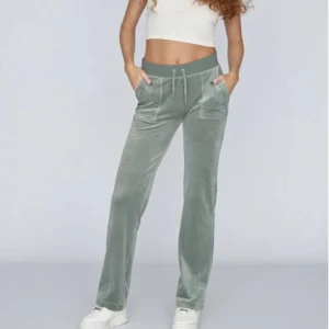 Säljer mina juicy - säljer mina juicy byxor i färgen ”chinois green”. Använder de inte lika mycket längre, därför de säljes. Byxorna är som nya, den enda defekten är att metallen vid snörerna har lossnat, annars är dem jätte fina. Men det är inget man lägger märke till. 