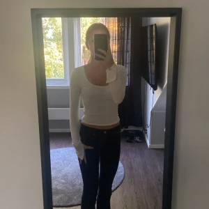 Gina Tricot topp - Säljer min vita topp från Gina tricot, använd ett fåtal gånger och har inga skador🤍