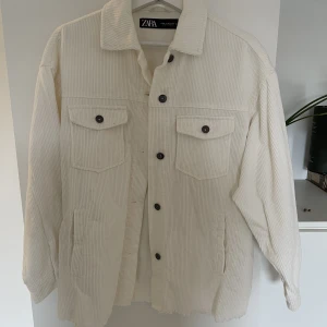 Manschester jacka zara manchesterjacka  - Jacka från zara  Endast använd 1 gång   ”Oversize” modell 