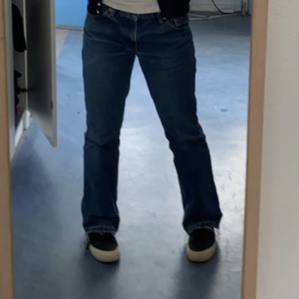 Lågmidjade bootcut Levis jeans som inte längre kommer till användning. Lite slitna längst ner vid fötterna. Skriv vid frågor eller bilder. . Tröjor & Koftor.