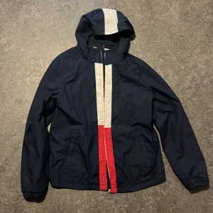 Tommy Hilfiger vind jacka  - En vind jacka som är perfekt som är perfekt för att skydda dig från det är  kalla vinden den är inte sönder någon Stans  Priset kan diskutera