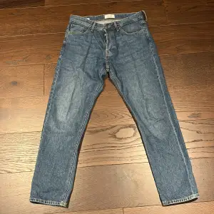 Säljer mina oanvända Jack & jones jeans för att dom inte kommer till användning. Skicket är 10/10. Kostar 600 kr nya men mitt pris är 150 kr. Hör av dig vid frågor! 