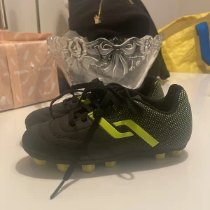 Fotbollsskor storlek 28 - Fina fotbollsskor som är använda 2 gånger. Storlek 28a