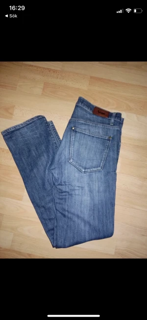 Acne jeans  - Ett par acne jeans som inte används så mycket men är i väldigt bra skick storlek 32/32. Vid flera frågor eller mått tveka inte att kontakta!!!