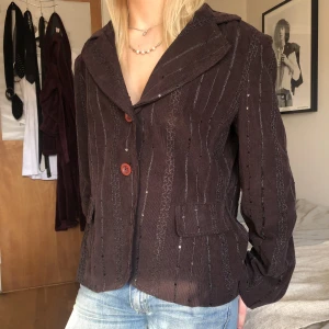 Kavaj - Söt brun kavaj med paljetter! Kavajen är i storlek L men passar även xs-m då den även är snygg lite oversized💕