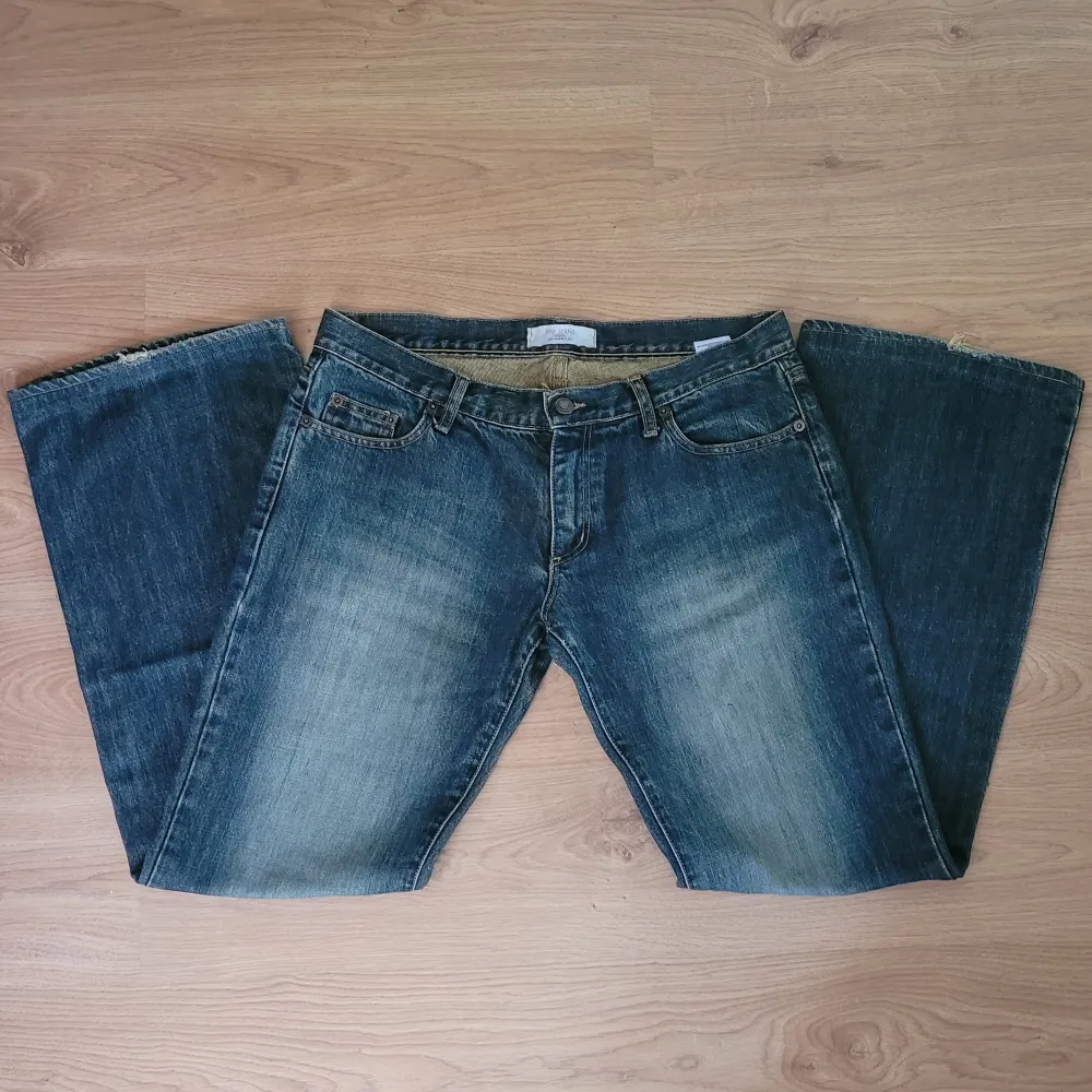 Lågmidjade jeans från Zara i mörkblått. Innebenslängden: 78 cm, midjemått: 84 cm. Det är i rätt så gott skick bara att det är en liten fläck på ena benet och så är de lite slitna längst ner på benen. Vid frågor är det bara att skriva:) . Jeans & Byxor.