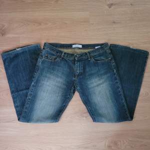 Lågmidjade jeans från Zara i mörkblått. Innebenslängden: 78 cm, midjemått: 84 cm. Det är i rätt så gott skick bara att det är en liten fläck på ena benet och så är de lite slitna längst ner på benen. Vid frågor är det bara att skriva:) 