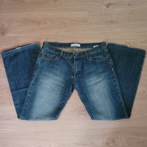 Zara TRF Jeans  - Lågmidjade jeans från Zara i mörkblått. Innebenslängden: 78 cm, midjemått: 84 cm. Det är i rätt så gott skick bara att det är en liten fläck på ena benet och så är de lite slitna längst ner på benen. Vid frågor är det bara att skriva:) 