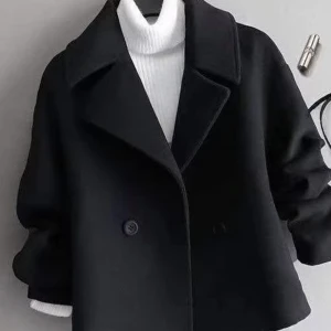 Kappa - Säljer denna jättefina och populära kappan som är perfekt nu till våren. Den är helt oanvänd då jag råkade beställa två stycken, jag köpte den för 500kr och säljer då för 250. 