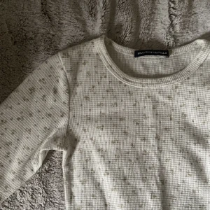 Brandy Melville topp - Vit blom mönstrad tröja från Brandy  Melville. Säljer pga att jag inte andvänder den