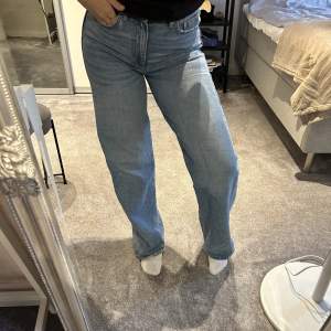 Säljer dessa blåa jeans i storlek S. Säljer pågrund av att jag inte använder de längre.