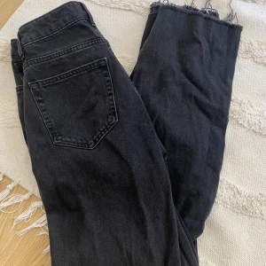 Jeans regular wide  - Skitsnygga bik bok jeans i storlek längd 32 och size 27 skitsnygga lite högmidjade som man ser På bilen, längst ner mot benen så är de lite fransigt, super sköna och snygga🤩