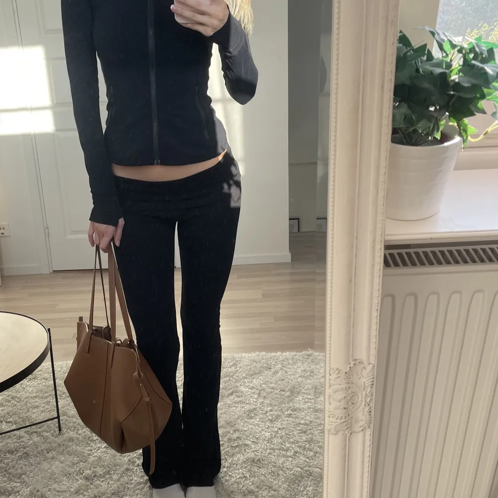 Svarta yogapants som är dubbelvikta i midjan likt de från PINK. Storlek m, sista bilden är lånad. Knappt använda. (Säljer även ljusgrå och mörkgrå). Jeans & Byxor.