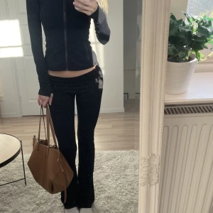 Svarta yoga pants nelly  - Svarta yogapants som är dubbelvikta i midjan likt de från PINK. Storlek m, sista bilden är lånad. Knappt använda. (Säljer även ljusgrå och mörkgrå)