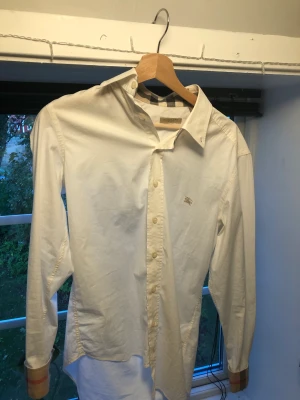 Burberry skjorta  - Säljer min burberry skjorta då den har blivit för liten. Självklart äkta köpt från en återförsäljare 9/10 i skick hör av er vid fler frågor