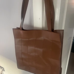 Weekend bag - Mellan storlek skulle jag säga, köpte på ASOS men har aldrig använd den