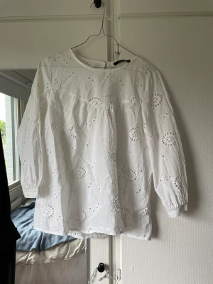 Zara topp - Säljer denna fina toppen. Perfekt till blå jeans