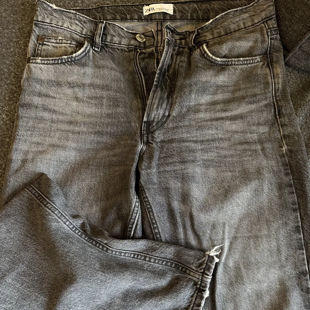 Raka jeans från zara i en mörkgrå nyans. Storlek 38. Säljer då de inte passar längre. Pris kan diskuteras vid snabb affär💓. Jeans & Byxor.