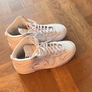 Nike dunks - säljer mina Nike dunks high då de inte kommer till så mycket användning, helvita, i väldigt gott skick - som nya! 
